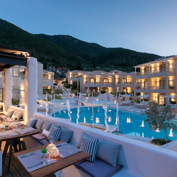 Crystal Waters Hotel